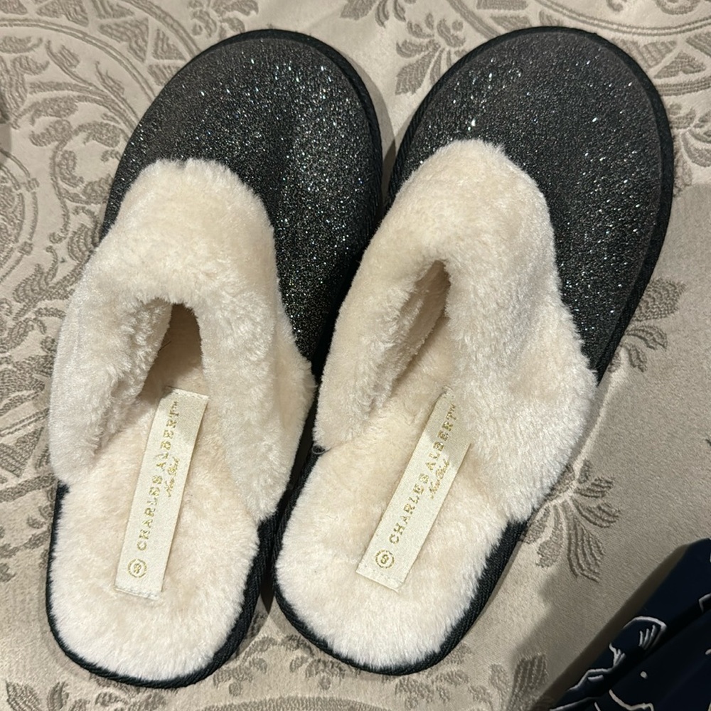 Grey black slippers. Super cute
